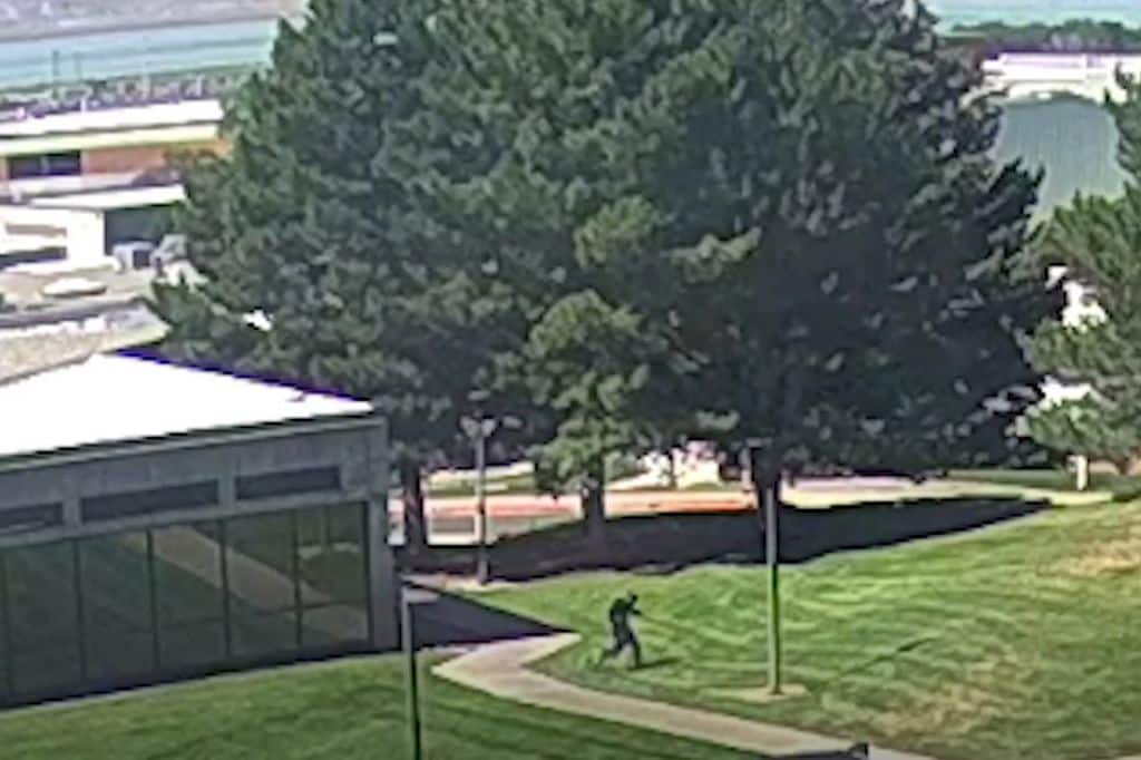 El FBI publica fotos de una persona de interés en el asesinato del influyente conservador Charlie Kirk, 