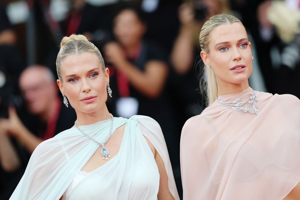 Lady Eliza Spencer y Lady Amelia Spencer en la alfombra roja del Festival de Cine de Venecia 2025
