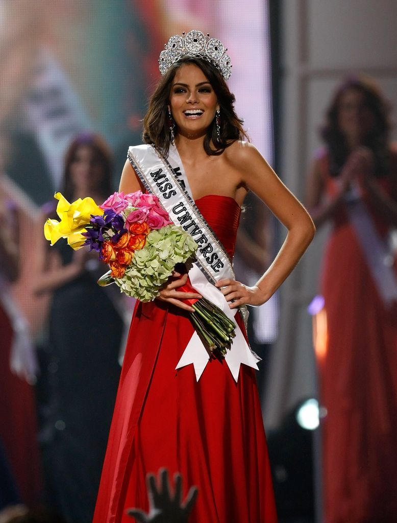 Enfundada en un increíble vestido de rojo de Benito Santos, Ximena Navarrete se convirtió en la mujer más hermosa del universo en 2010