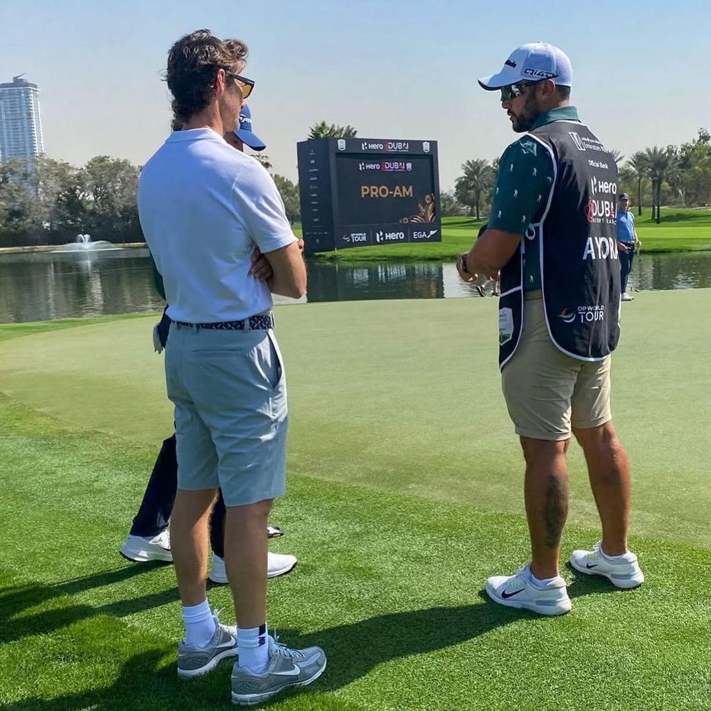 El entrenador con su golfista en el campo de golf