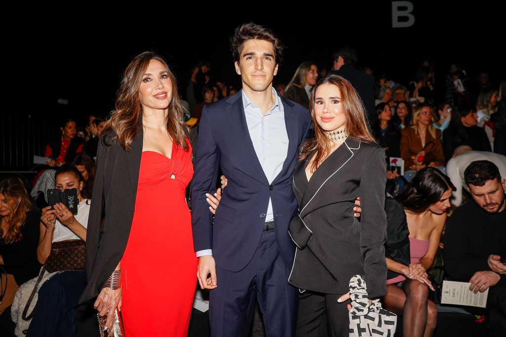 Paloma Lago con su hijo y su mujer en la Pasarela Cibeles Mercedes-Benz Fashion Week de 2024