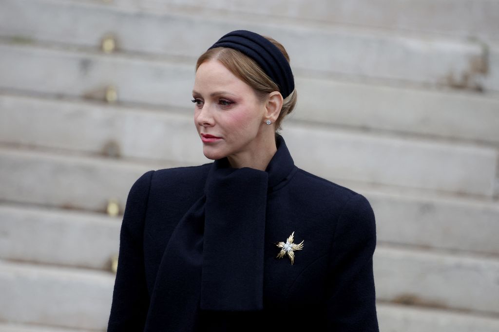 Charlene de Monaco sale de la catedral tras participar en las festividades tradicionales de Sainte Devote en el el Principado de Monaco el 27 de enero de 2026.