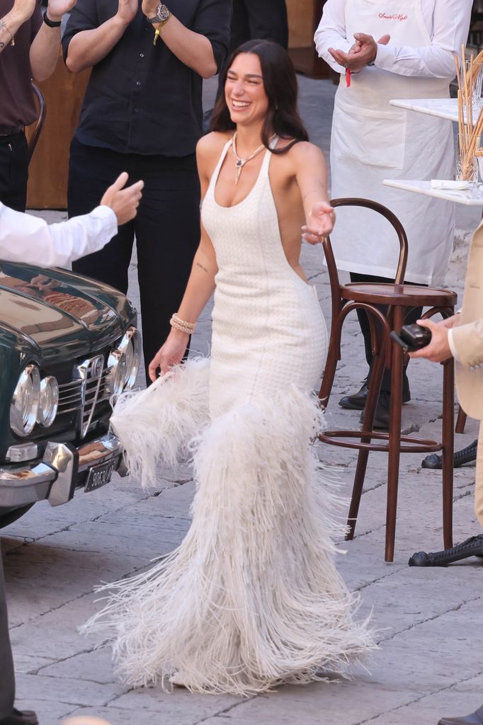 Dua Lipa en el primer día de su boda con Callum Turner 