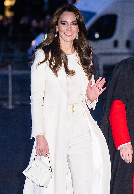 La princesa de Gales saluda
