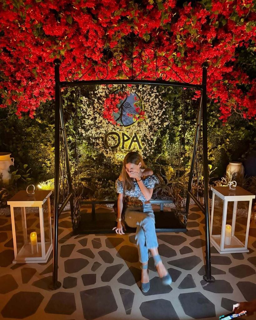 Ana Boyer en un restaurante griego