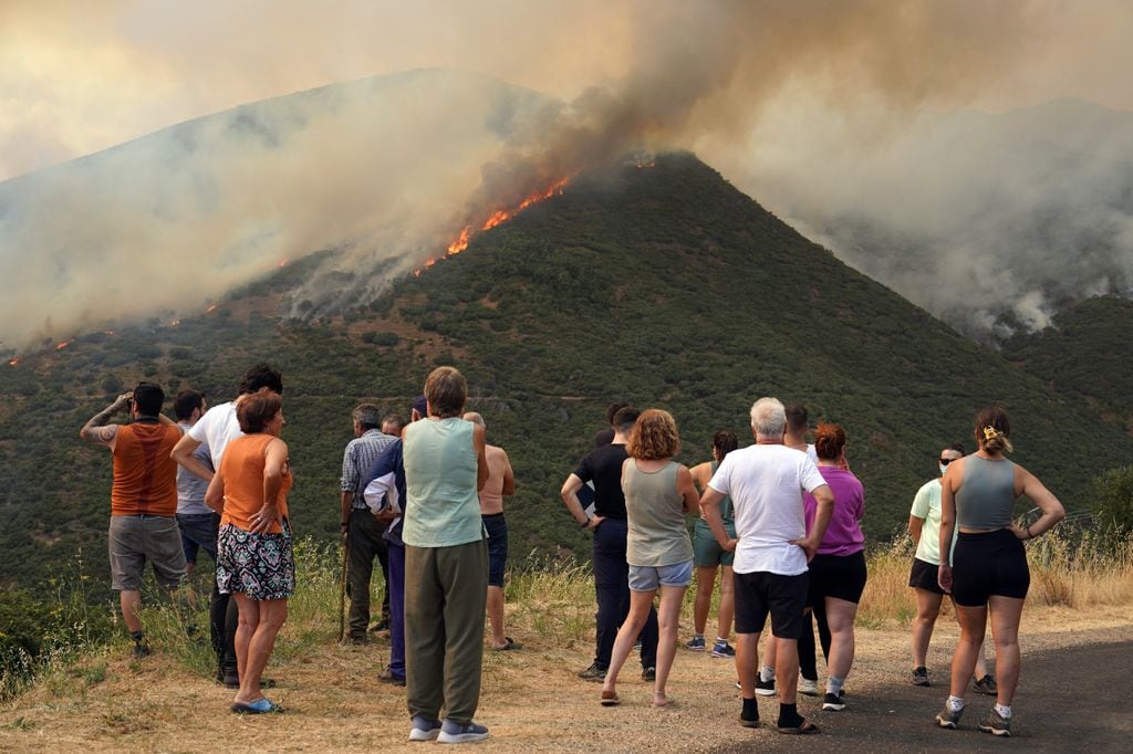 Vecinos contemplan impotentes cómo el fuego devora los montes de Castrillo de Cabrera (León), en plena ola de calor que ya dura tres semanas