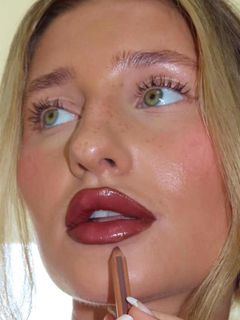 Maquillaje de labios oscuro