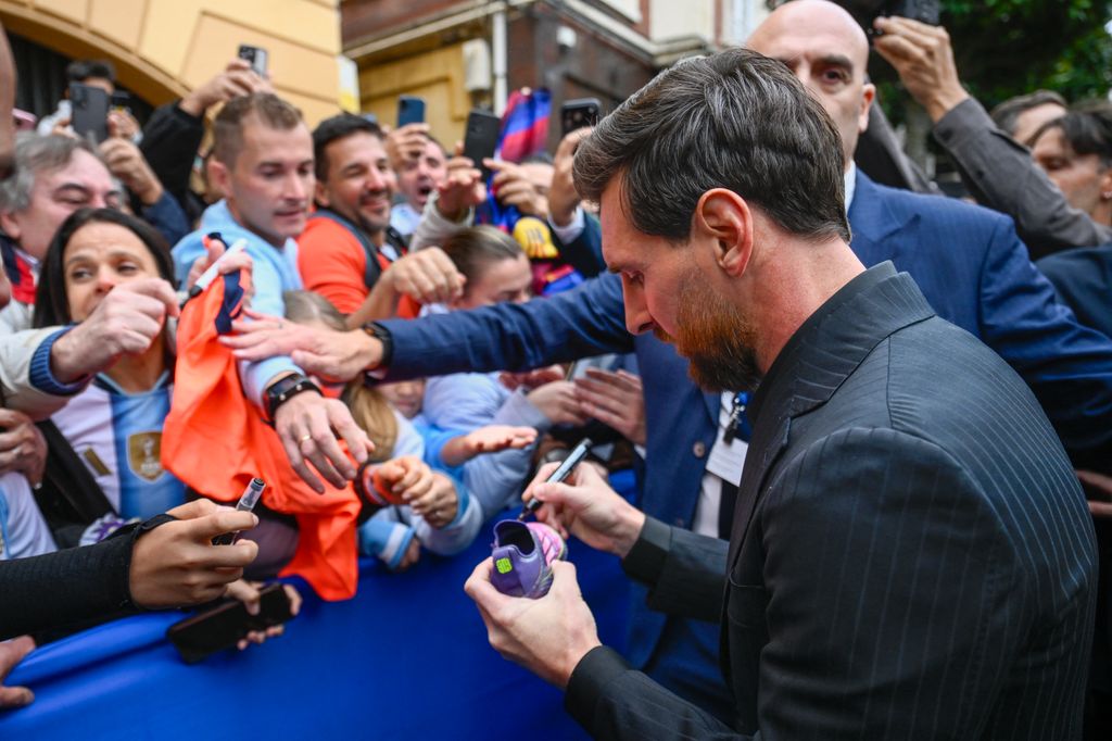 Lionel Messi es recibido en Oviedo