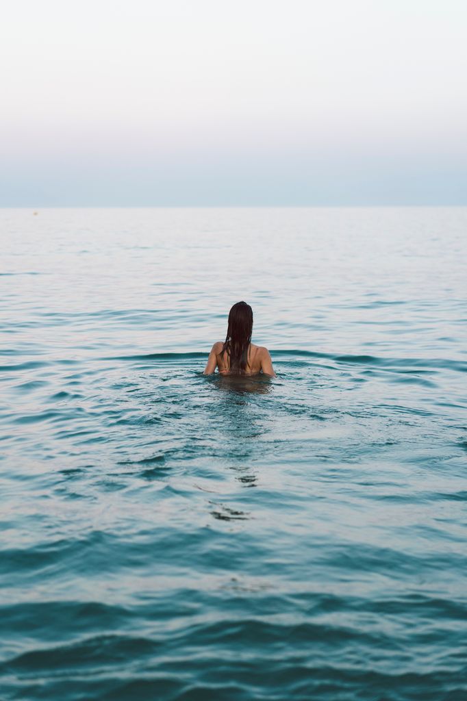 chica nadar mar