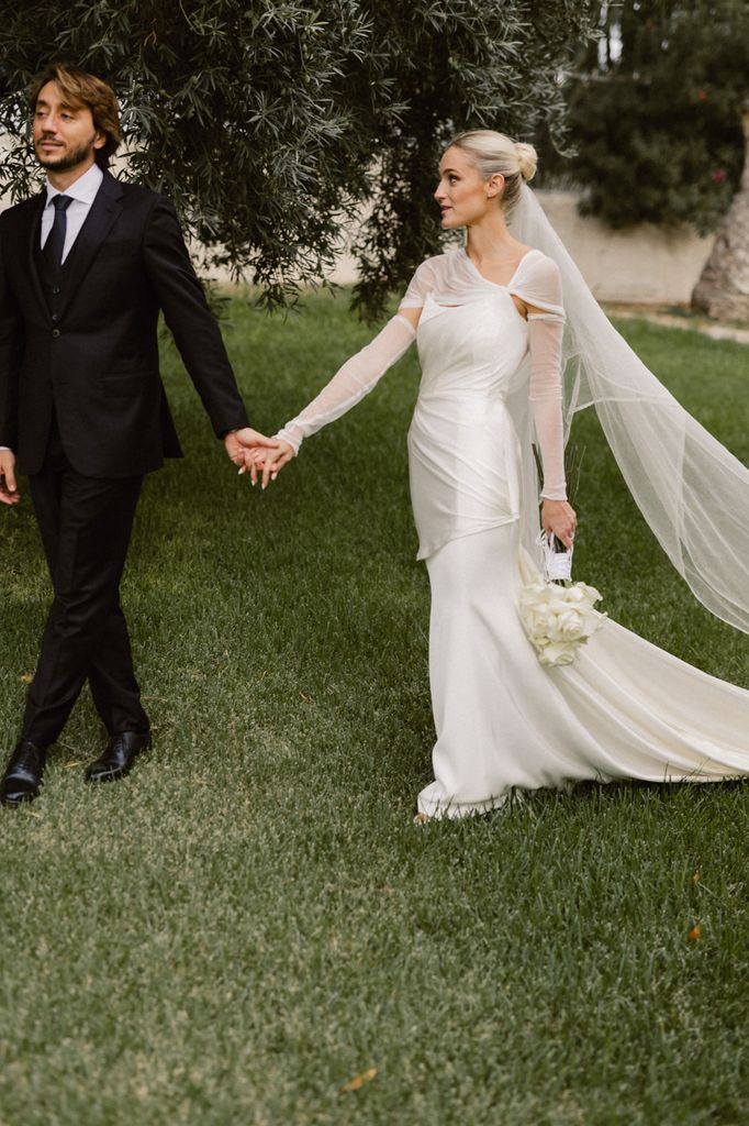 Look de Inés Lacasa con asimetrías para boda en Murcia