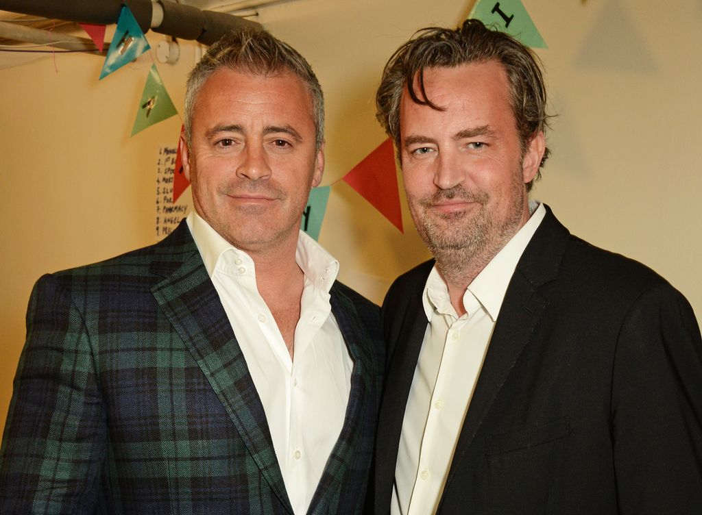 Plano medio de Matt LeBlanc y Matthew Perry Backstage tras una actuación