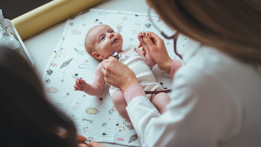 Pediatra examinando a un recién nacido