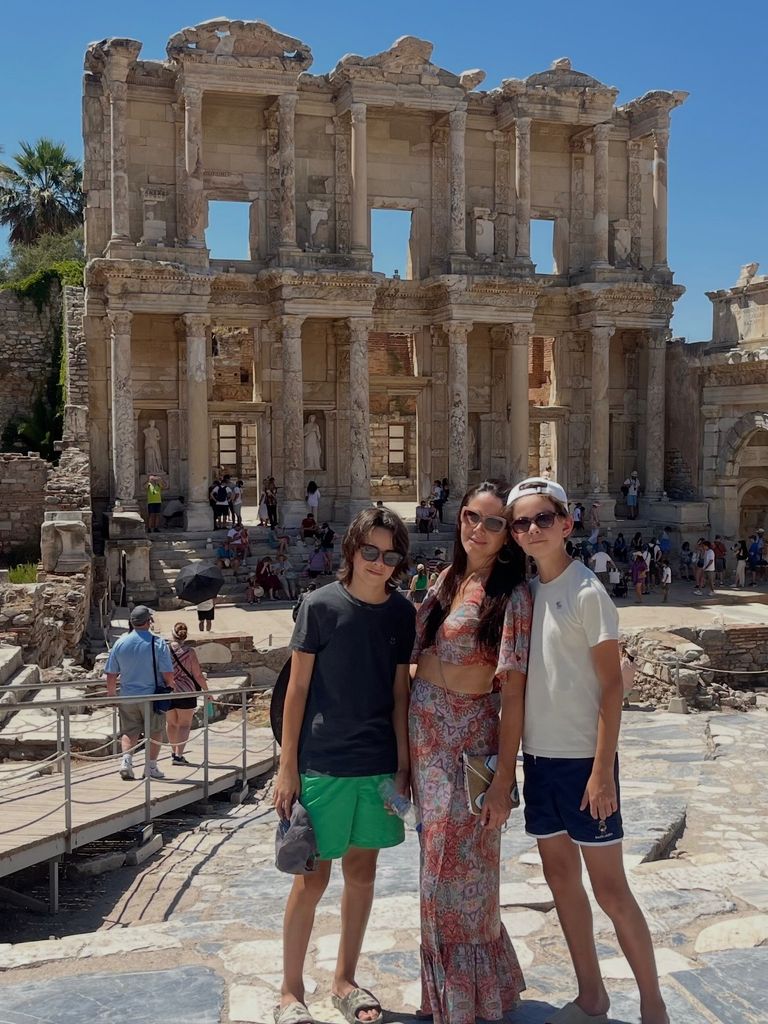 Paola Rojas en Turquía con sus hijos.