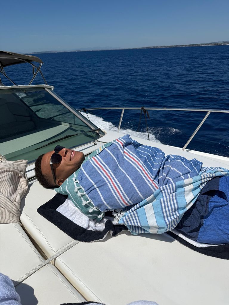 Kylian Mbappé está disfrutando de unas merecidas vacaciones junto a Ester Expósito.