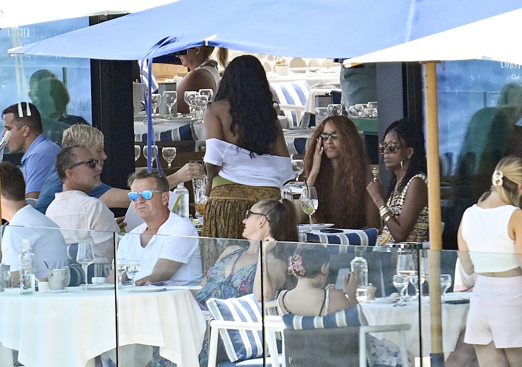 Michelle Obama y sus hijas Malia y Sasha fueron vistas tomando el almuerzo en Mallorca.