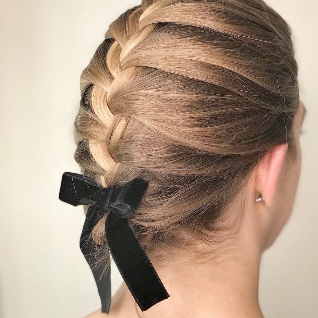 Peinados para invitadas de boda con pelo corto trenza