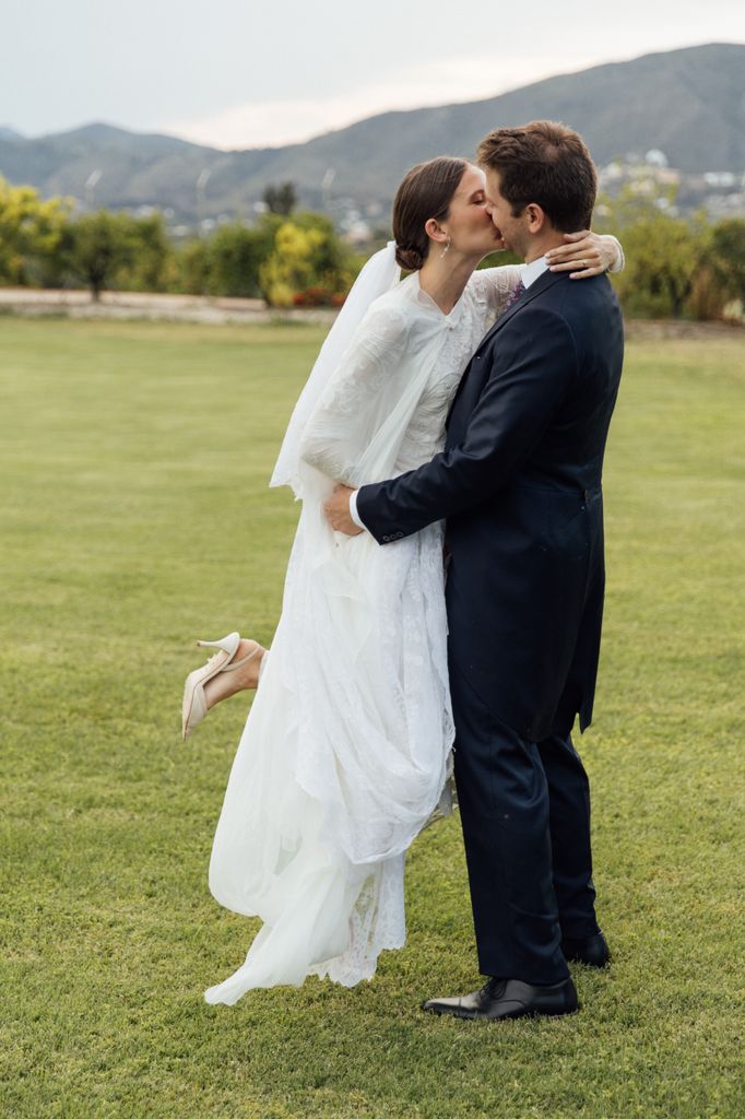 Look de novia con capa de Inés Martín Alcalde