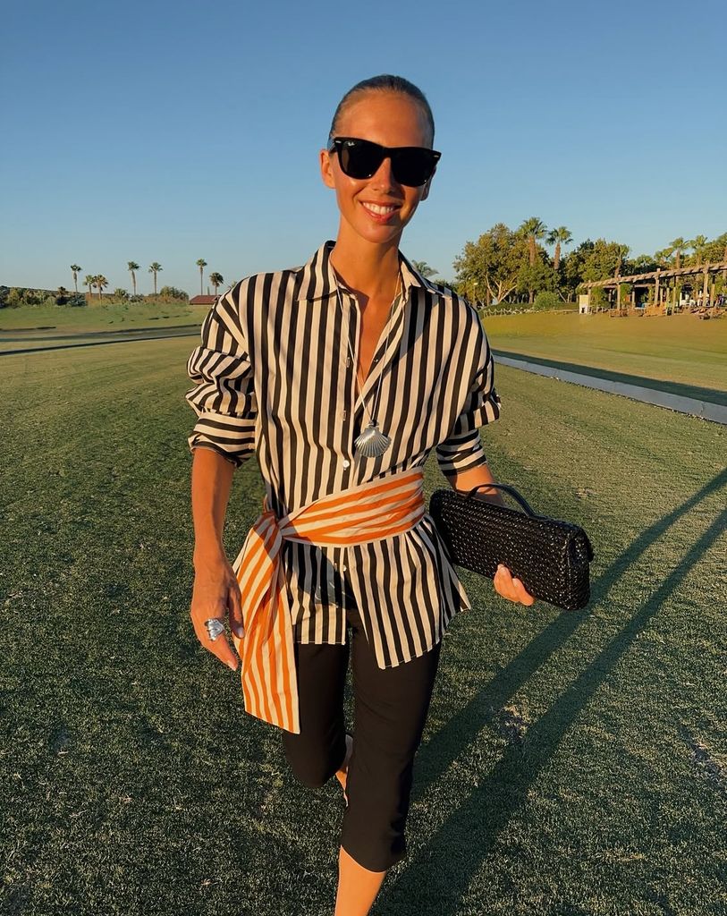 Lucía Bárcena marca cintura con una camisa y un fajín