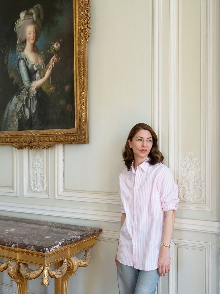 Veinte años después de dar vida a María Antonieta en la gran pantalla, Sofia Coppola vuelve a los escenarios de su película y se reencuentra, en el Petit Trianon, con el célebre retrato de María Antonieta con una rosa, Palacio de Versalles, Francia