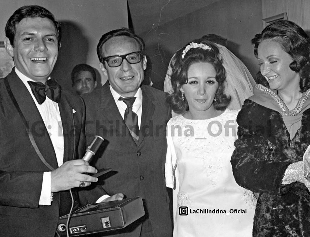 María Antonieta de las Nieves compartió esta foto del día de su boda con Gabriel Fernández, donde estuvo acompañada por Chespirito y su primera esposa, Graciela Fernández.