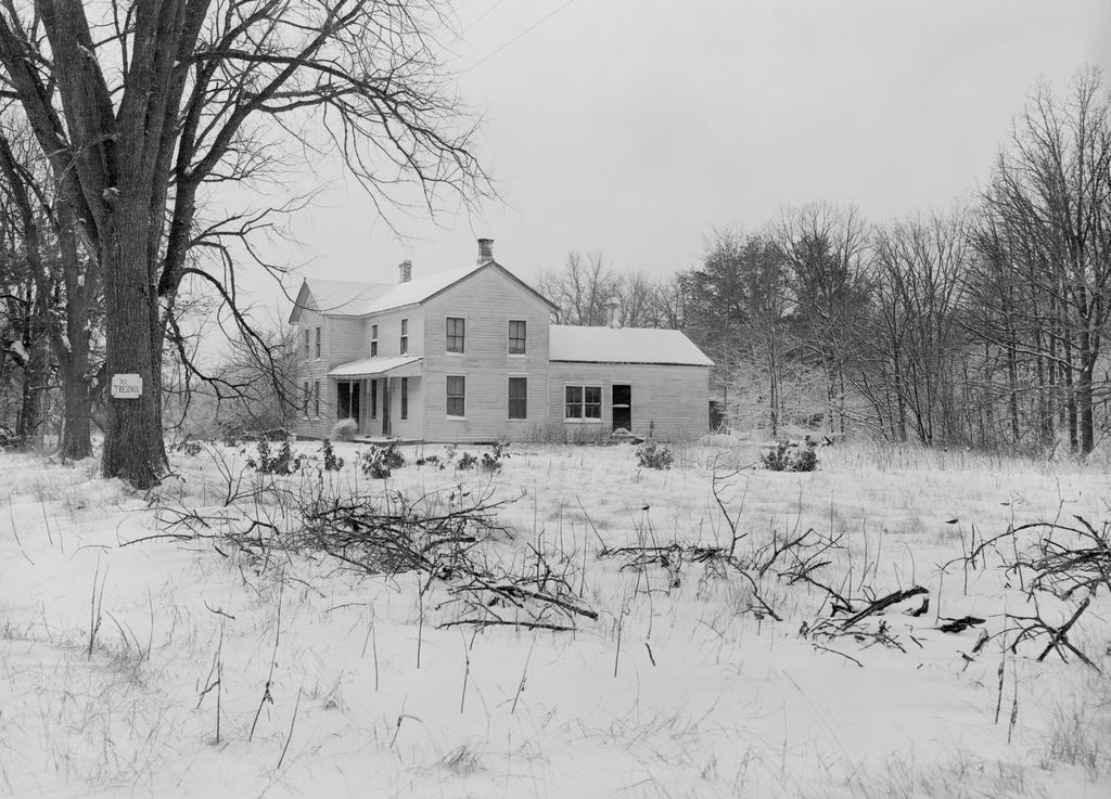 La granja de Ed Gein se convirtió en el centro de una investigación que mezclaba horror, incredulidad y morbo.