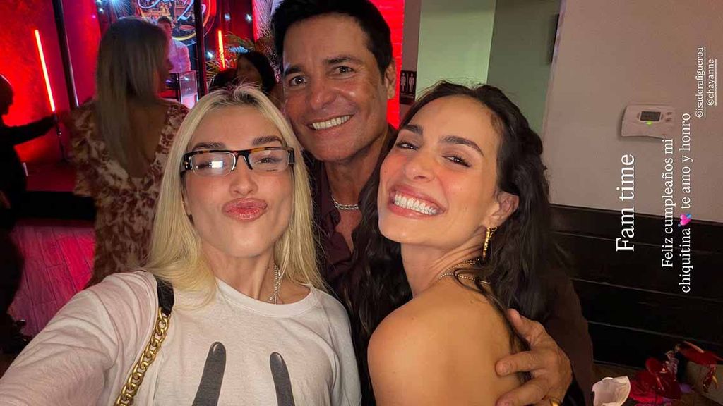 Isadora Figueroa posó con dos de sus invitados más especiales: su padre, Chayanne, y su amiga Elena Rose.