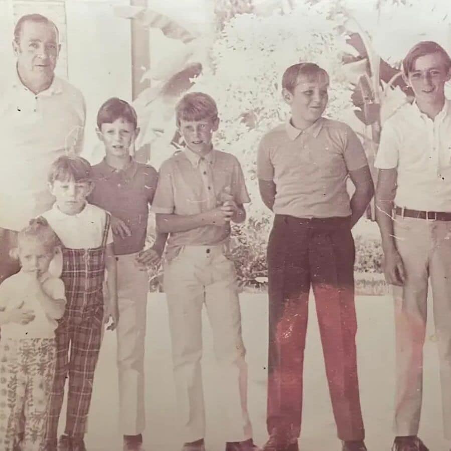 Juan Cadaval, con sus seis hijos
