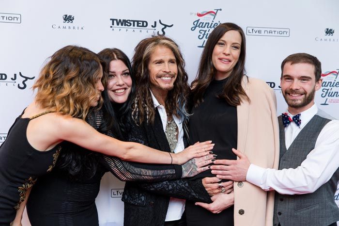 Todos los miembros del clan: Steven Tyler y sus cuatro hijos -Liv, Mia, Chelsea y Taj Tallarico- en una imagen para el recuerdo, ante la llegada de un nuevo miembro a la familia
