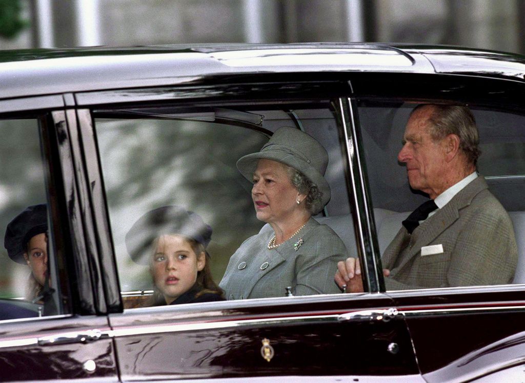 Una imagen de 1998: Isabel II y el duque de Edimburgo salen del Castillo Balmoral con sus dos nietas, las princesas Beatriz y Eugenia de York