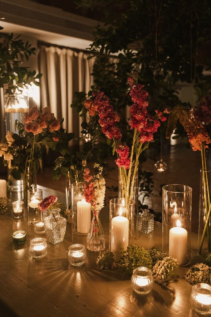 Mesa de boda con velas y flores