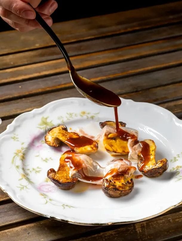 Propuesta de bolutus, ibético y yema, del restaurante Sisé.