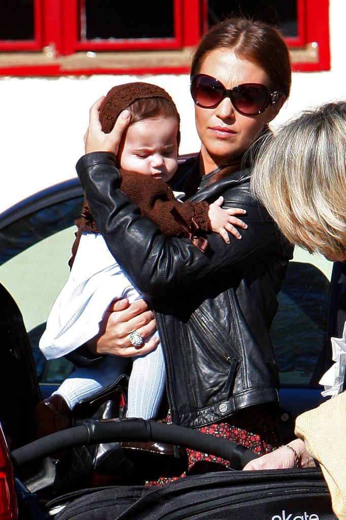 Paula Echevarría con su hija Daniella paseando por Madrid el 13 de febrero de 2009  