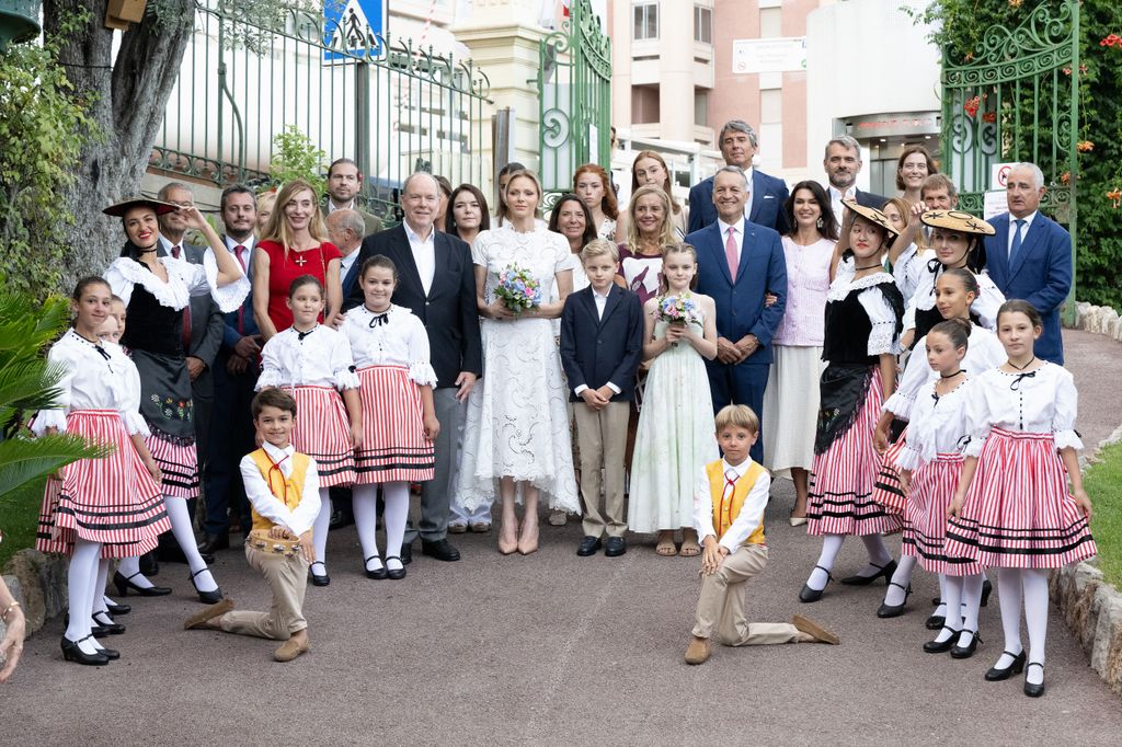 El príncipe Alberto y la princesa Charlene de Mónaco con sus hijos Jacques y Gabriella en el picnic anual monegasco de 2025