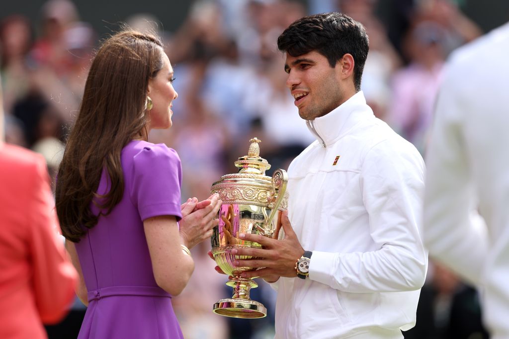 Entregando el trofeo al tenista español, Carlos Alcaraz