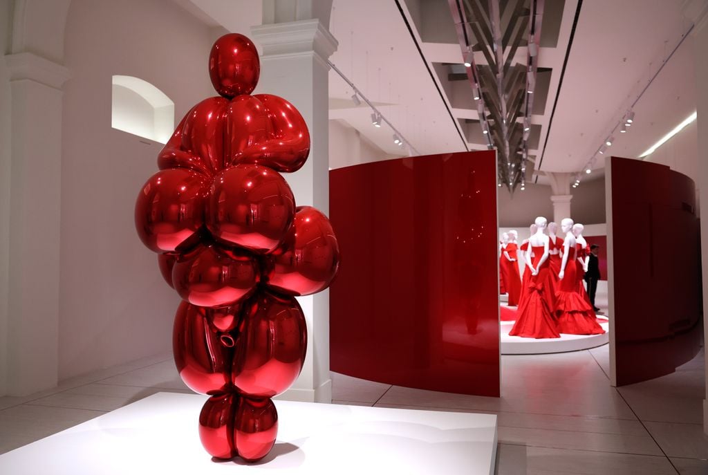 La pieza Balloon Venus Lespugue de Jeff Koons da la bienvenida a esta muestra