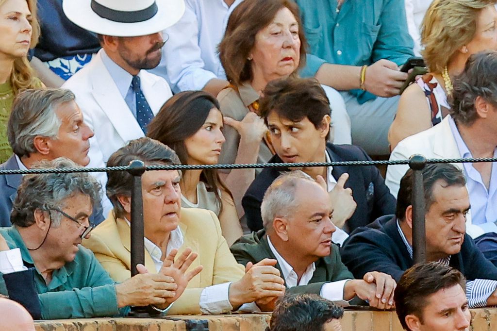 Tana Rivera y Roca Rey viendo la corrida en la Plaza de la Maestranza de Sevilla el 4 de junio de 2026