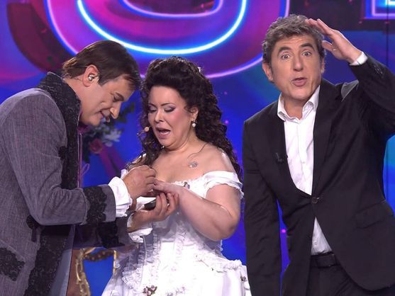 Momento en el que el diestro le pone el anillo a su mujer