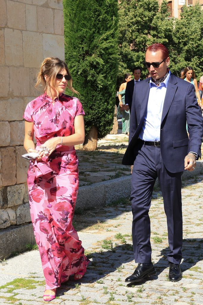 Anita Matamoros y su novio Johnny Garso en la boda de Ana de Miguel y Álvaro Iguiar en Segovia este sábado