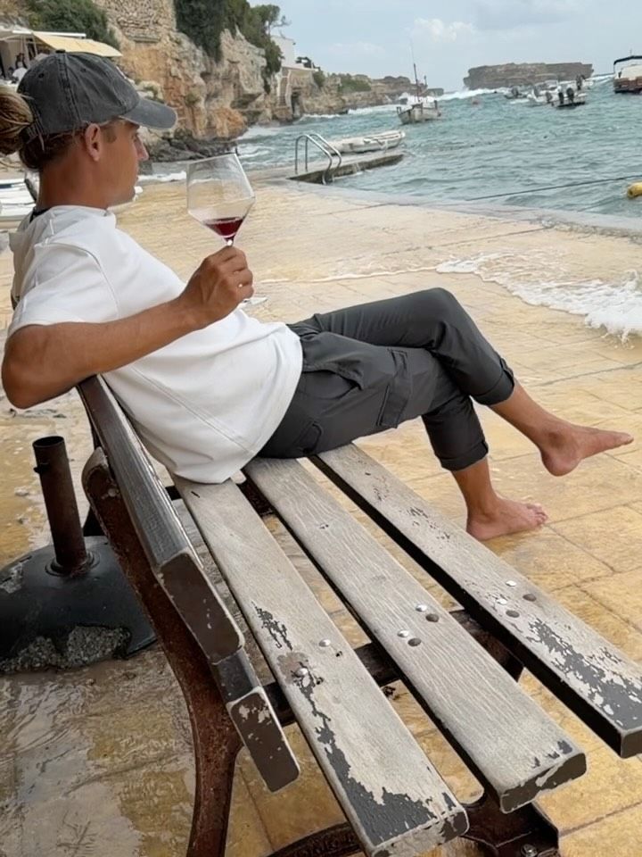 Cala Rafalet ha sido uno de los rincones elegidos por Marcos Llorente para desconectar mientras sus antiguos compañeros disputan sus compromisos con la Selección