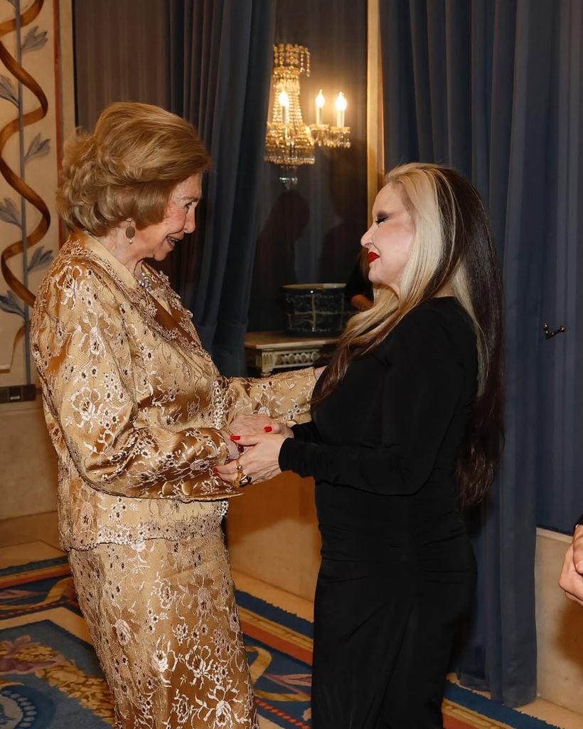 La reina Sofía, con Alaska en un acto en el Teatro Real 