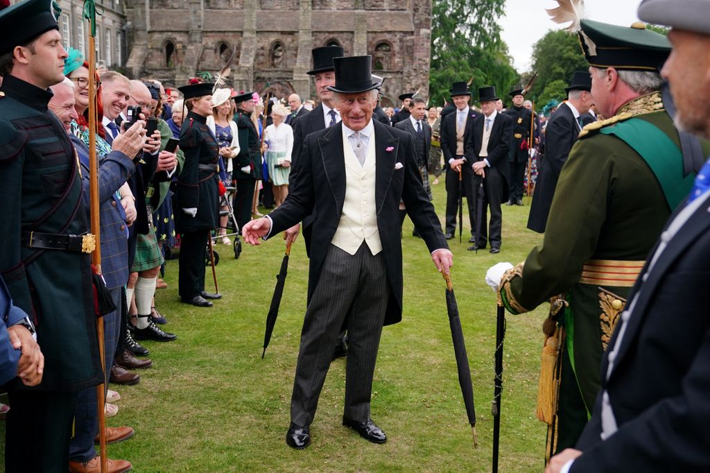 Carlos III en una fiesta de jardín