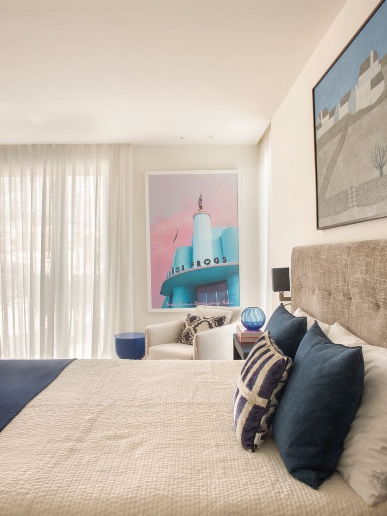 Dormitorio en blancos y azules