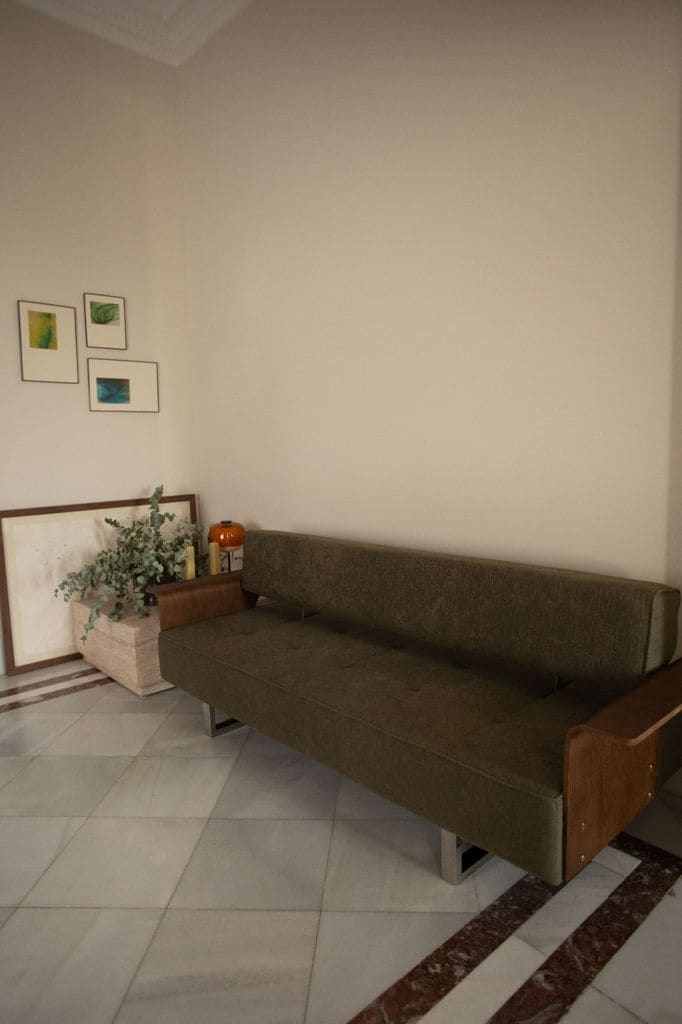 Recibidor decorado con un sofá verde