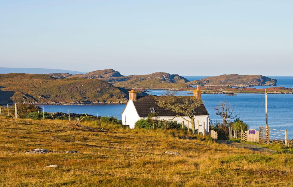 Vista de la costa de Polbain, Coigach, con la isla Tanera Mor y Tanera Beg al otro lado del agua.