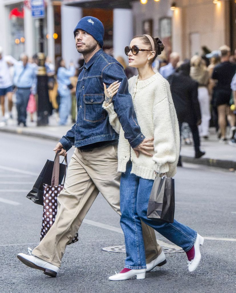 La pareja de dejó ver por las calles de Londres luego de una sesión de compras