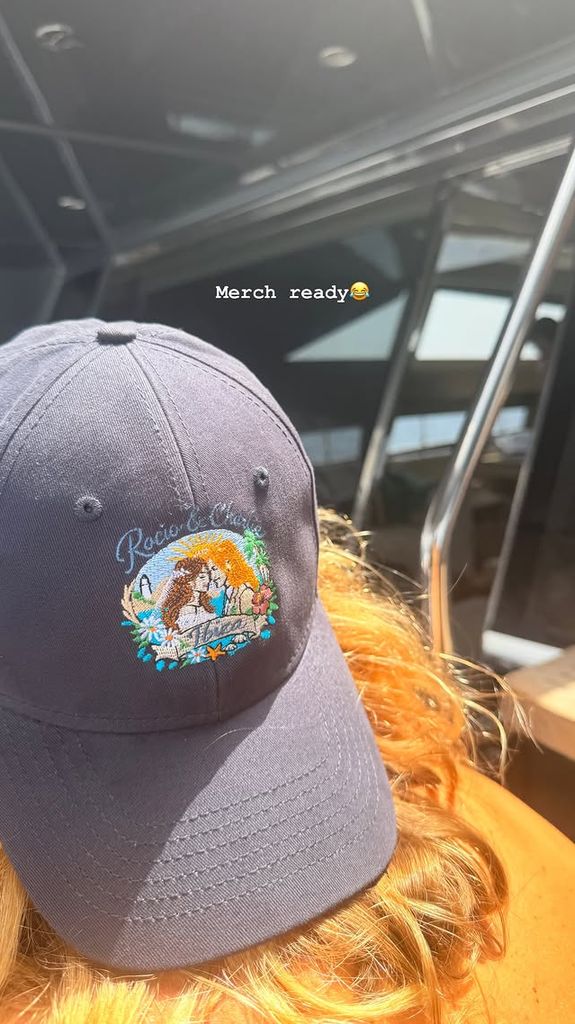 Las gorras personalizadas por la boda de Rocío Crusset y Charlie Schein en Ibiza