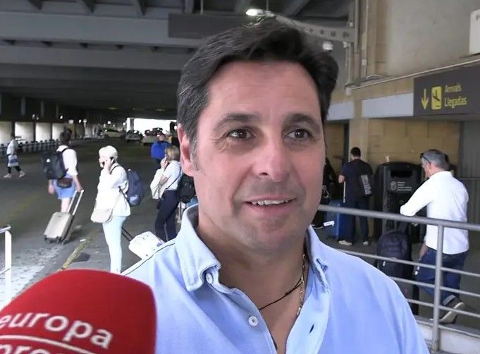 Francisco Rivera atiende a la prensa tras su fugaz 'encontronazo' con su hermano Kiko en la estación de tren de Santiago