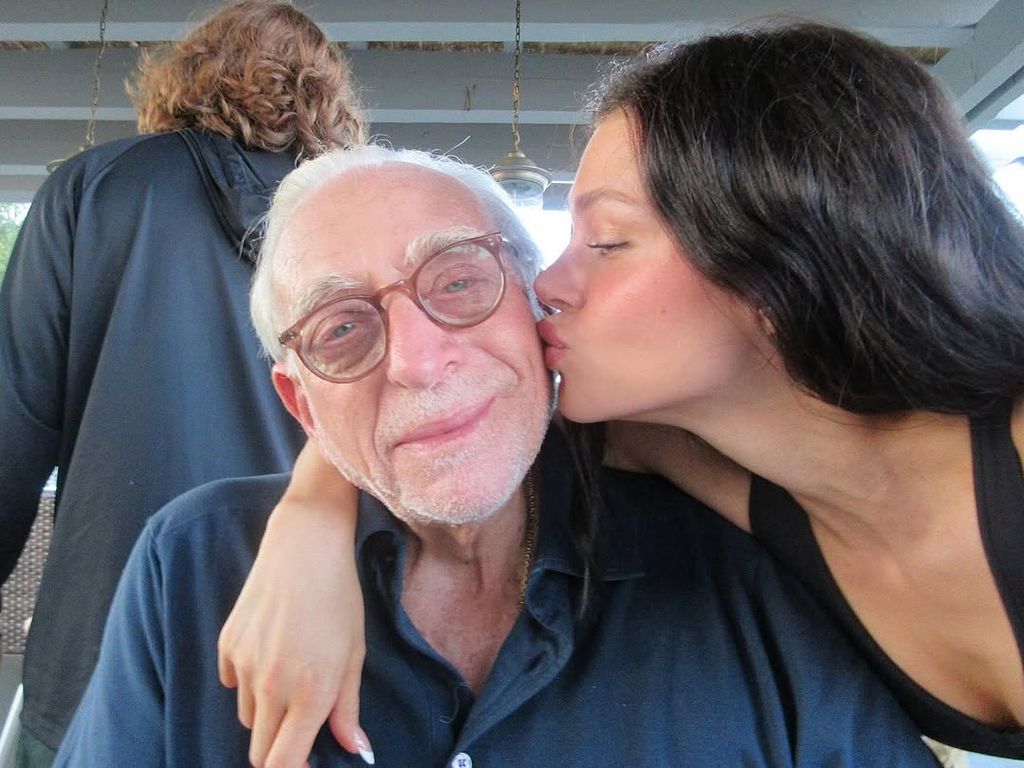 Nicola Peltz con su padre, el multimillonario Nelson Peltz.