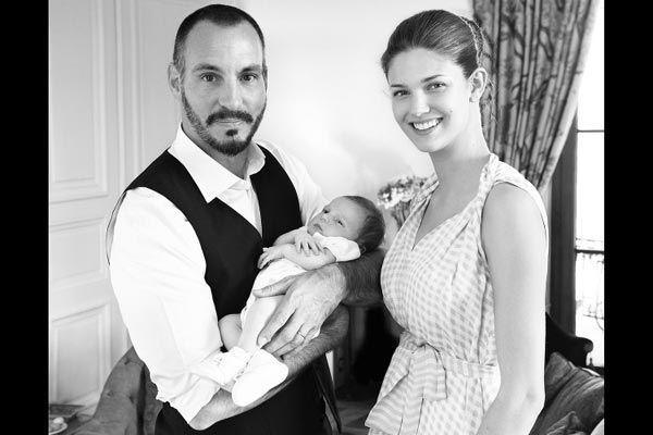 Rahim y la princesa Salwa Aga Khan, de soltera Kendra Spears, posan son su hijo Irfan que nació el pasado mes de abril
