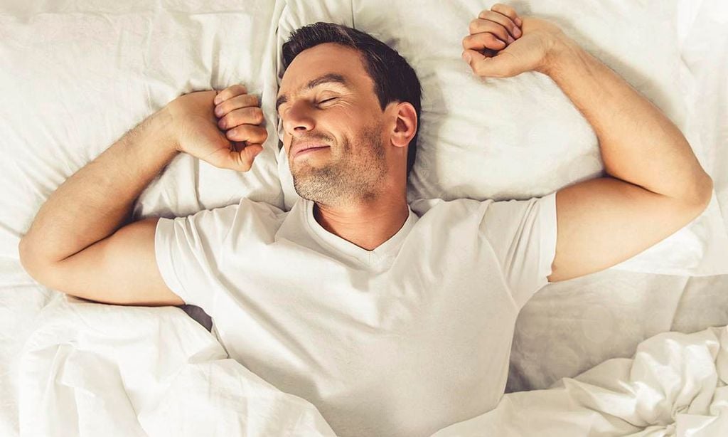 Hombre estirándose al despertar
